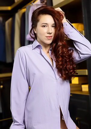 Sexy Redhead Oxi Bendini Expose Her Shaved Pussy And Curvaceous Ass