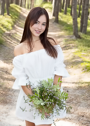 Dellia Real Cutie Brunette Gives Outdoors Nude Show